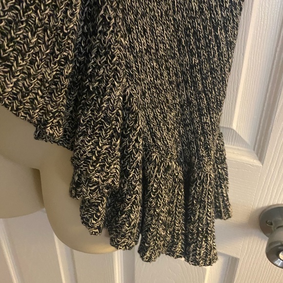 Sleeveless sweater with flowing bottom - Picture 5 of 6